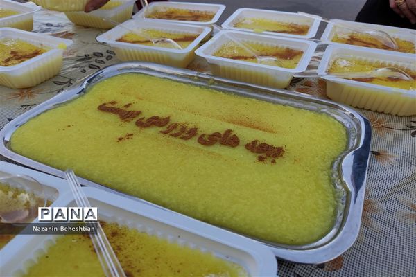 طبخ و توزیع شله زرد نذری در شهرستان زیرکوه