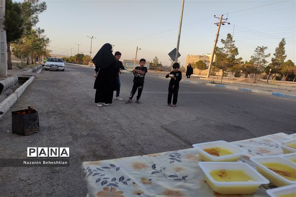 طبخ و توزیع شله زرد نذری در شهرستان زیرکوه