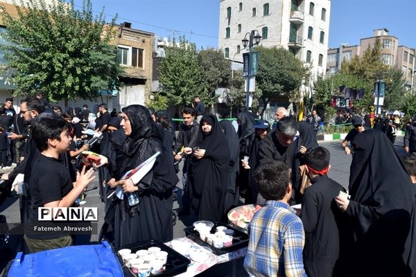 برپایی موکب شهدای فرهنگیان آموزش و پرورش منطقه ۱۴ در خیابان ۱۷ شهریور