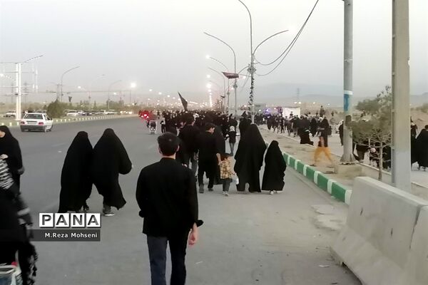 راهپیمایی اربعینی زائران سیدالشهدا(ع) در قم-3