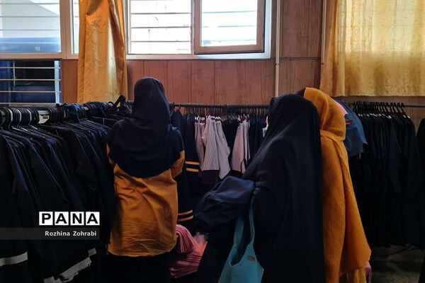 جنب و جوش دانش‌آموزان برای خرید لباس فرم مدرسه