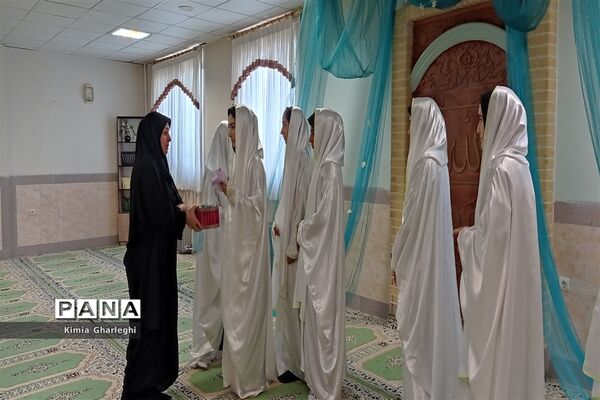 آیین غبارروبی و عطر افشانی نمازخانه دبیرستان فرزانگان قرچک