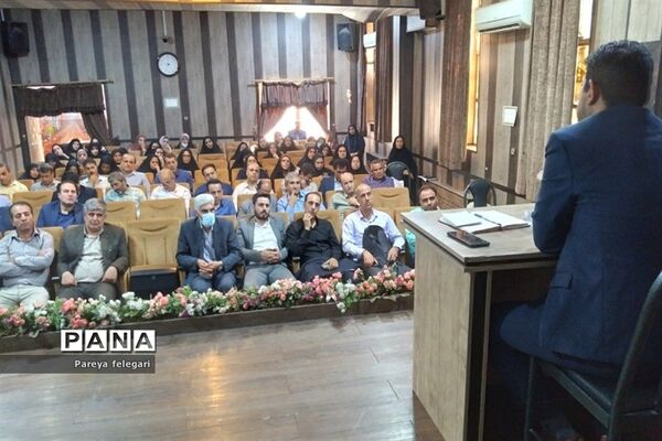 ‌برگزاری جلسه کارگروه مدیران مدارس ابتدایی و متوسطه‌ اول‌ و‌ دوم در شهرستان قرچک