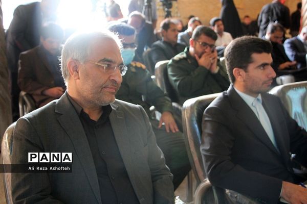 اجرای طرح توکاد و اهدای بسته‌های لوازم‌التحریر به دانش‌آموزان نیازمند در فارس