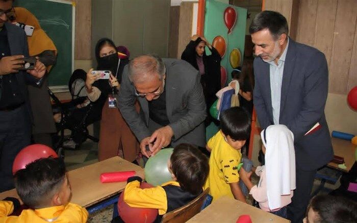 معلمان، دانش‌آموزان  را برای موثر‌بودن در عرصه اجتماع و حرکت رو به کمال تربیت کنند