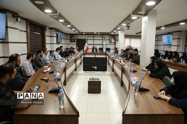 نشست صمیمانه قائم مقام سازمان دانش‌آموزی با همکاران سازمان