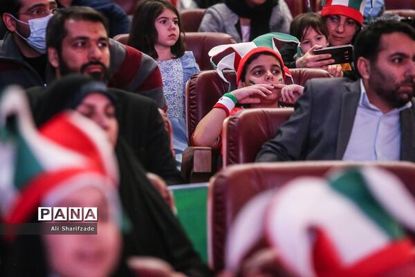 تماشای فوتبال ایران و آمریکا در برج میلاد