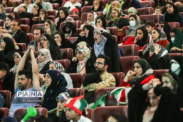 تماشای فوتبال ایران و آمریکا در برج میلاد