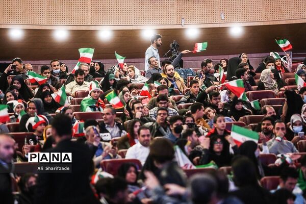 تماشای فوتبال ایران و آمریکا در برج میلاد