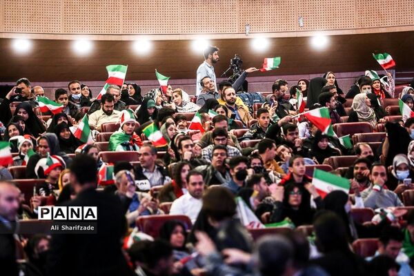 تماشای فوتبال ایران و آمریکا در برج میلاد