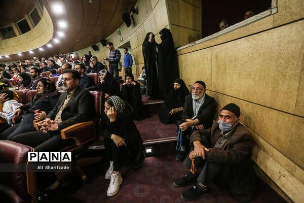 تماشای فوتبال ایران و آمریکا در برج میلاد