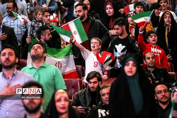 تماشای فوتبال ایران و آمریکا در برج میلاد