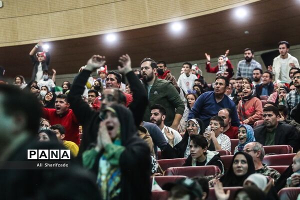 تماشای فوتبال ایران و آمریکا در برج میلاد