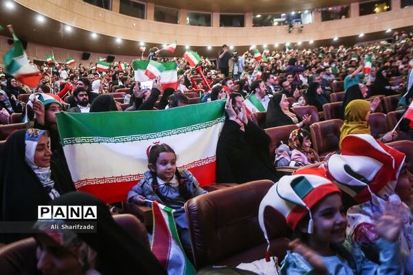 تماشای فوتبال ایران و آمریکا در برج میلاد