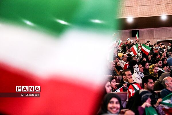 تماشای فوتبال ایران و آمریکا در برج میلاد