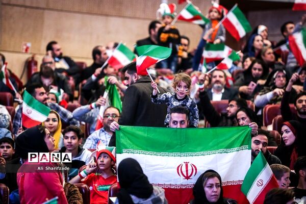 تماشای فوتبال ایران و آمریکا در برج میلاد