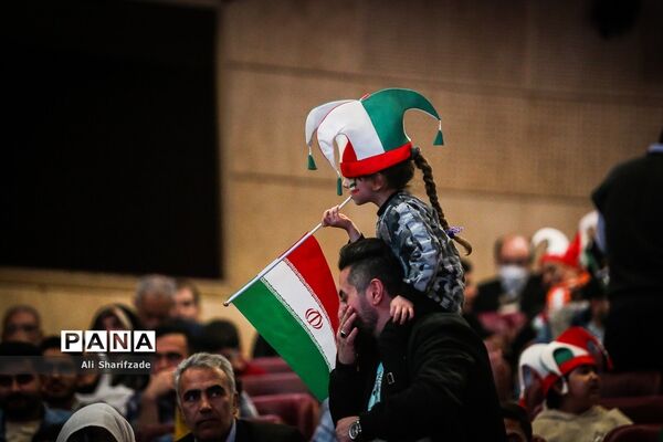 تماشای فوتبال ایران و آمریکا در برج میلاد