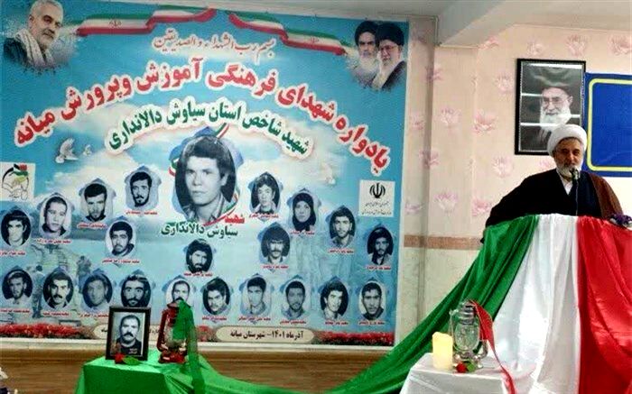 معلمان، تاریخ هشت سال دفاع مقدس را به دانش‌آموزان انتقال دهند