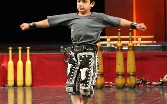 ورزش زورخانه‌ای در مراسم صبحگاه مدارس اصفهان