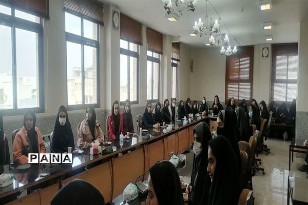 نشست صمیمی مدیر سازمان دانش‌آموزی استان اصفهان با خبرنگاران پانا‌ و اعضای مجلس دانش‌آموزی نجف آباد