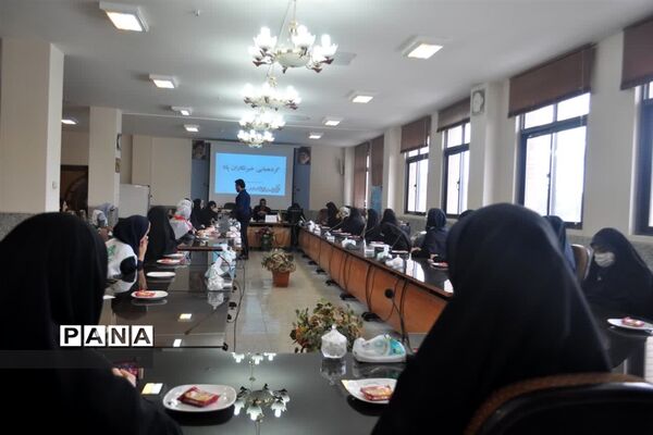 نشست صمیمی مدیر سازمان دانش‌آموزی استان اصفهان با خبرنگاران پانا‌ و اعضای مجلس دانش‌آموزی نجف آباد