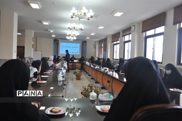 نشست صمیمی مدیر سازمان دانش‌آموزی استان اصفهان با خبرنگاران پانا‌ و اعضای مجلس دانش‌آموزی نجف آباد