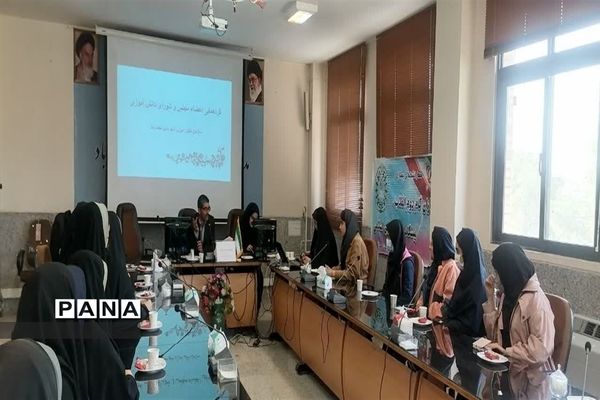 نشست صمیمی مدیر سازمان دانش‌آموزی استان اصفهان با خبرنگاران پانا‌ و اعضای مجلس دانش‌آموزی نجف آباد