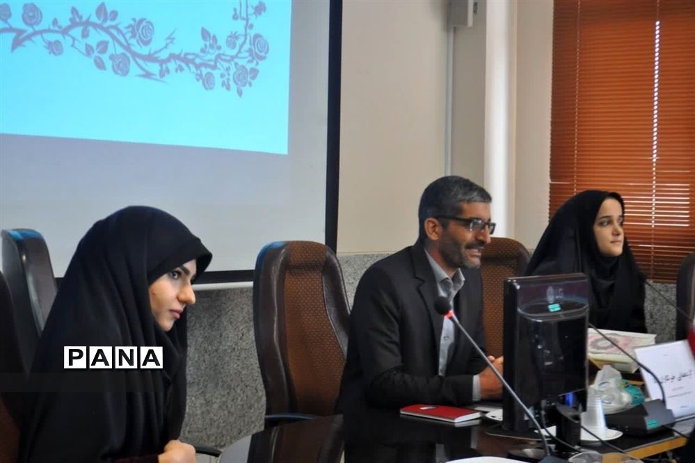 نشست صمیمی مدیر سازمان دانش‌آموزی استان اصفهان با خبرنگاران پانا‌ و اعضای مجلس دانش‌آموزی نجف آباد