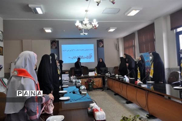 نشست صمیمی مدیر سازمان دانش‌آموزی استان اصفهان با خبرنگاران پانا‌ و اعضای مجلس دانش‌آموزی نجف آباد