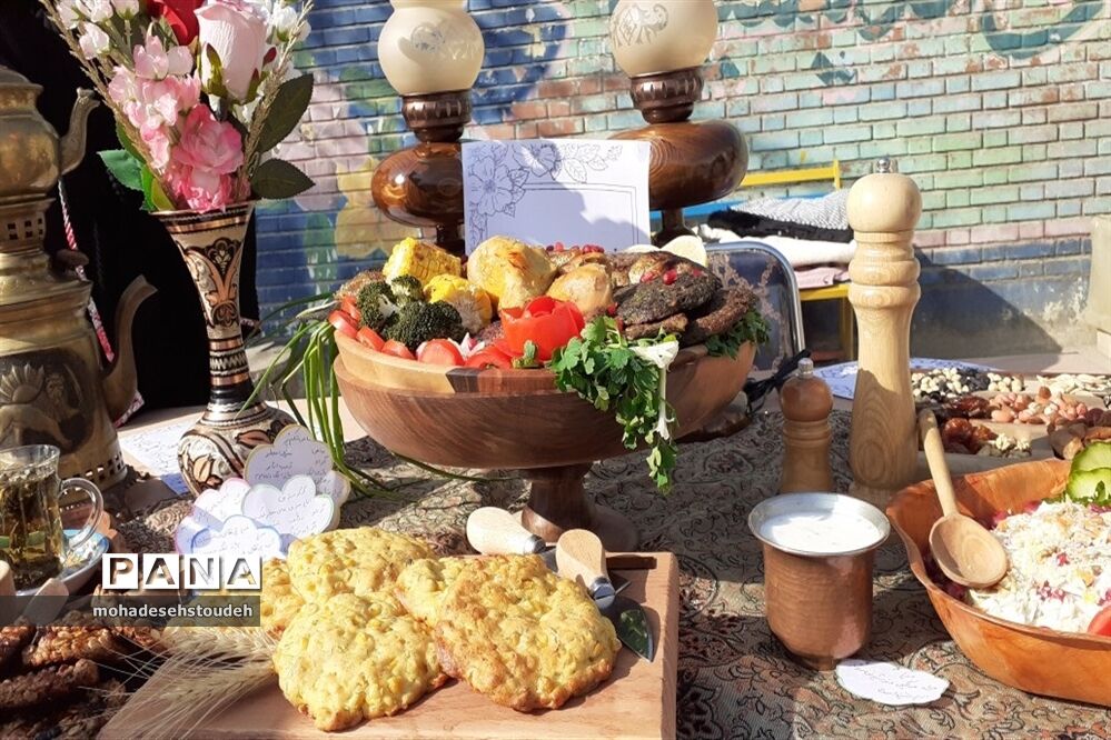 جشنواره غذای سالم در دبیرستان دخترانه موسی بن جعفر(ع)