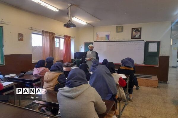 جلسه پاسخ به پرسش‌های دینی دانش‌آموزان در دبیرستان وحدت منطقه ۱۳