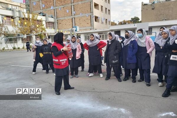 برگزاری کلاس آموزشی کمک‌های اولیه در دبیرستان شهیده قزوینی منطقه ۱۳