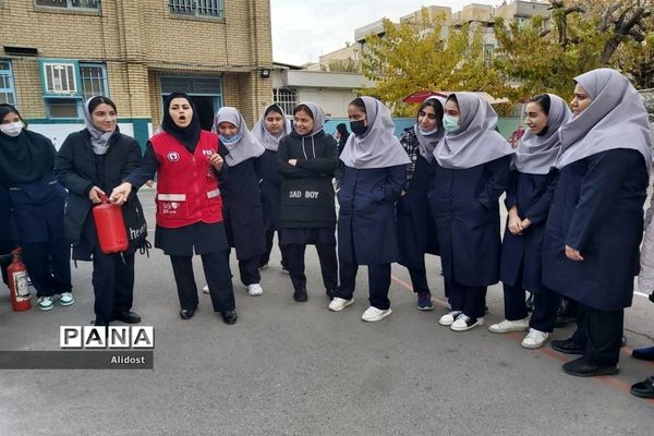 برگزاری کلاس آموزشی کمک‌های اولیه در دبیرستان شهیده قزوینی منطقه ۱۳