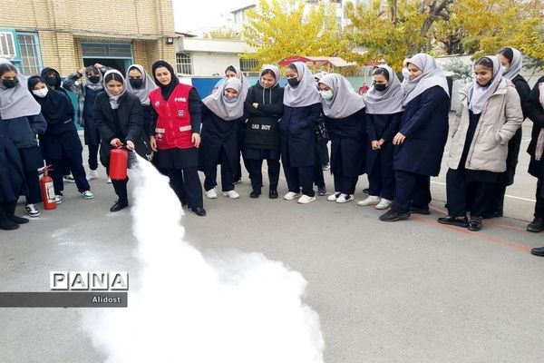برگزاری کلاس آموزشی کمک‌های اولیه در دبیرستان شهیده قزوینی منطقه ۱۳