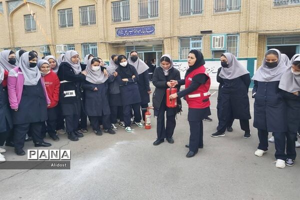 برگزاری کلاس آموزشی کمک‌های اولیه در دبیرستان شهیده قزوینی منطقه ۱۳