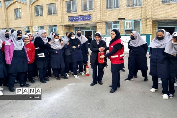 برگزاری کلاس آموزشی کمک‌های اولیه در دبیرستان شهیده قزوینی منطقه ۱۳