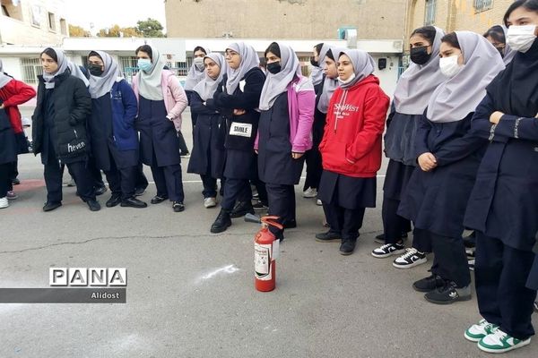 برگزاری کلاس آموزشی کمک‌های اولیه در دبیرستان شهیده قزوینی منطقه ۱۳