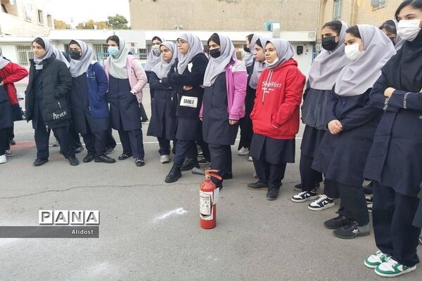 برگزاری کلاس آموزشی کمک‌های اولیه در دبیرستان شهیده قزوینی منطقه ۱۳