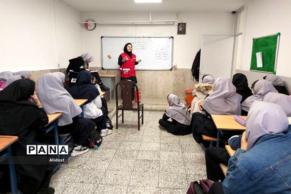 برگزاری کلاس آموزشی کمک‌های اولیه در دبیرستان شهیده قزوینی منطقه ۱۳