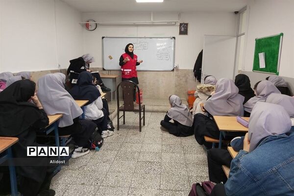 برگزاری کلاس آموزشی کمک‌های اولیه در دبیرستان شهیده قزوینی منطقه ۱۳