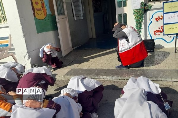 برگزاری کارگاه آموزشی آمادگی جهت اجرای مانور زلزله در دبستان حضرت زهرا(س)۱  رودهن