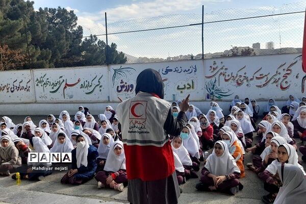 برگزاری کارگاه آموزشی آمادگی جهت اجرای مانور زلزله در دبستان حضرت زهرا(س)۱  رودهن