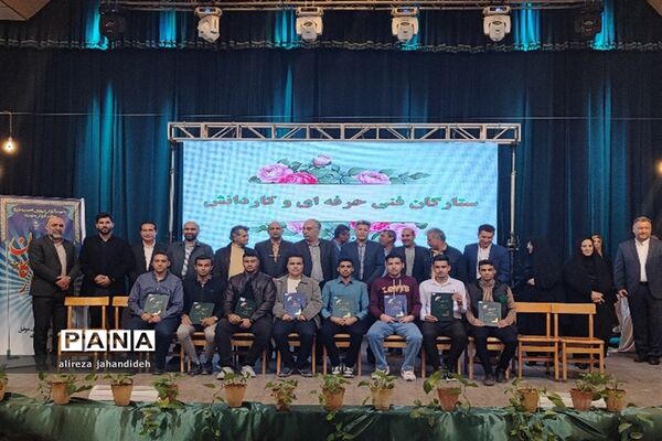 تجلیل از پسران نخبه آموزش و پرورش ناحیه 3 شیراز
