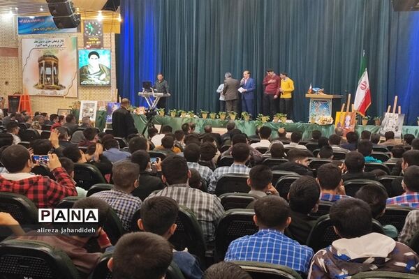 تجلیل از پسران نخبه آموزش و پرورش ناحیه 3 شیراز