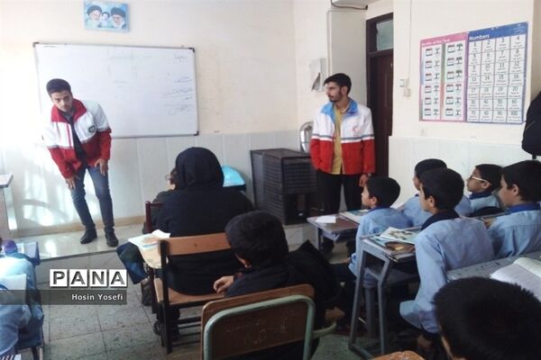 آموزش اقدامات ایمنی لازم هنگام زلزله در دبیرستان شهید‌باقری کاشمر