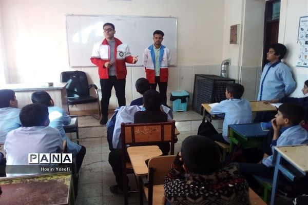 آموزش اقدامات ایمنی لازم هنگام زلزله در دبیرستان شهید‌باقری کاشمر