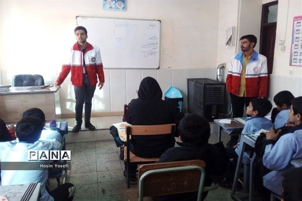 آموزش اقدامات ایمنی لازم هنگام زلزله در دبیرستان شهید‌باقری کاشمر