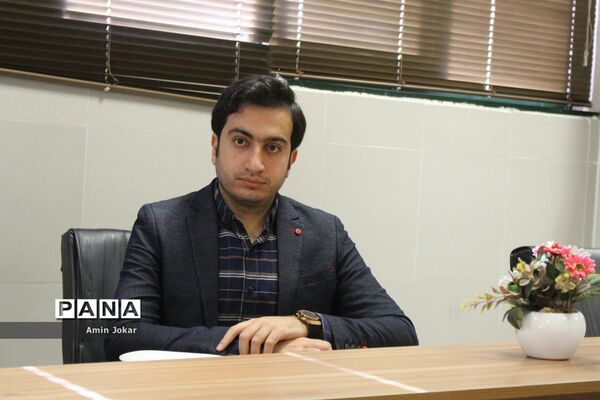 جلسه هم‌اندیشی حلقه مشاوران گام دوم انقلاب اسلامی با رئیس سازمان دانش‌آموزی استان فارس