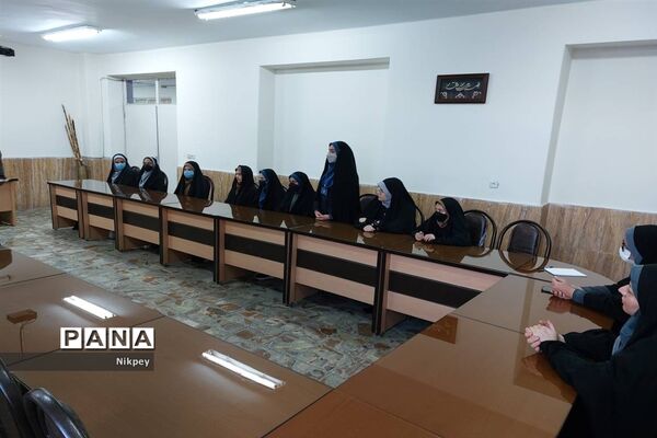 برگزاری جلسه انجمن اولیا و مربیان و شورای دانش‌آموزی در دبیرستان شاهد حجاب منطقه ۱۳
