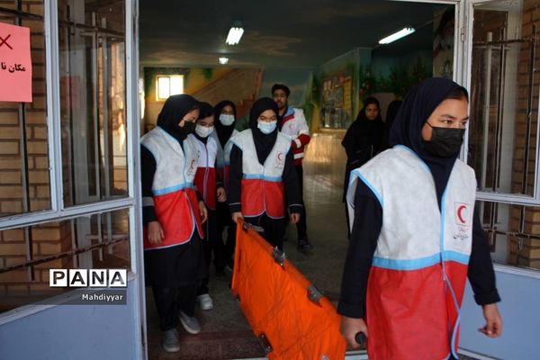 مانور زلزله در مدرسه عدالت شهر جوادآباد